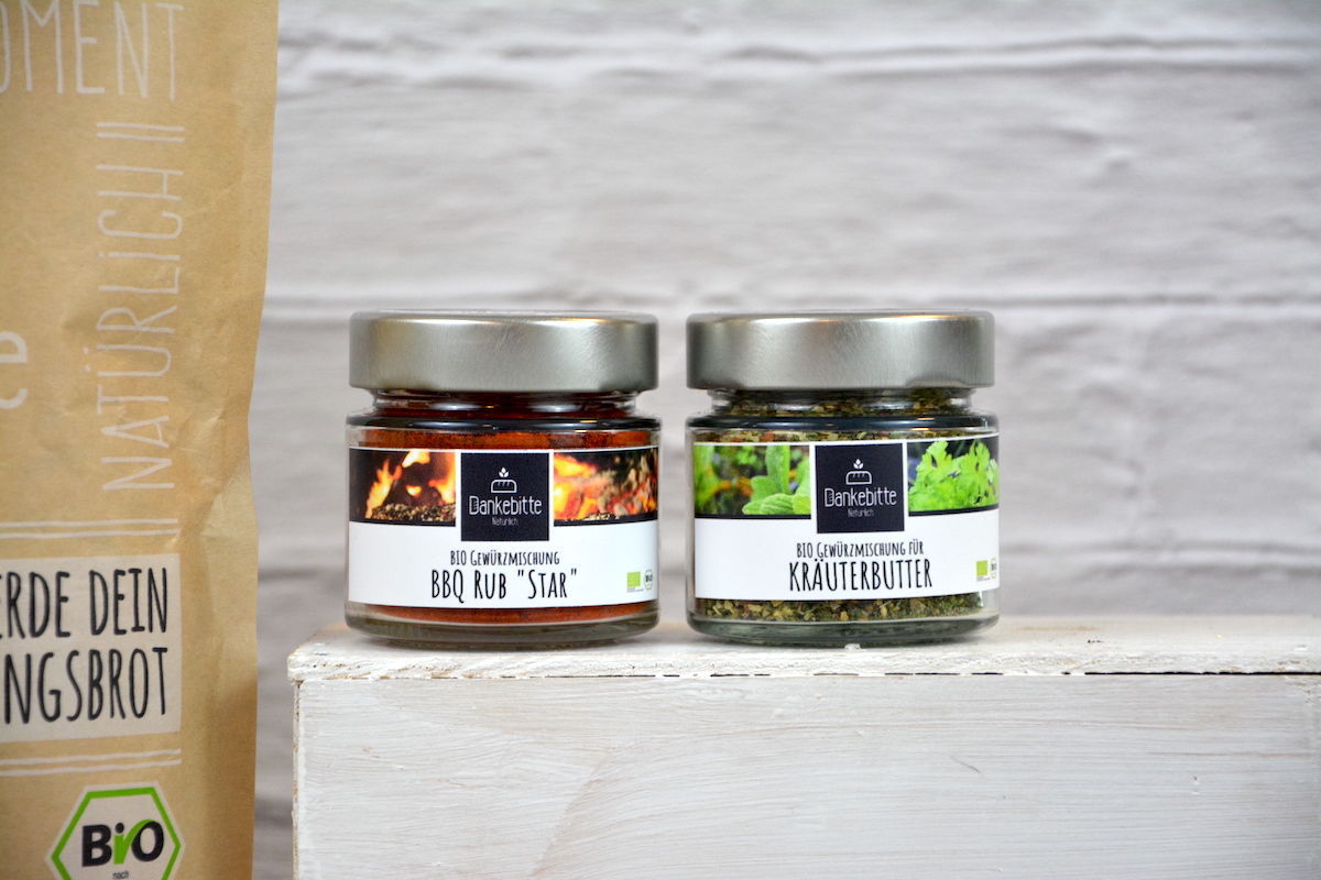 BIO-Gewu-rzmischungen-BBQ-Set1 Das BBQ & Brot SET enthält: Die Dankebitte-Baguettes Baguette Walnuss und Baguette provençal, eine Marinade / BBQ-Rub "Star" und ein Kräuterbutter Gewürz.