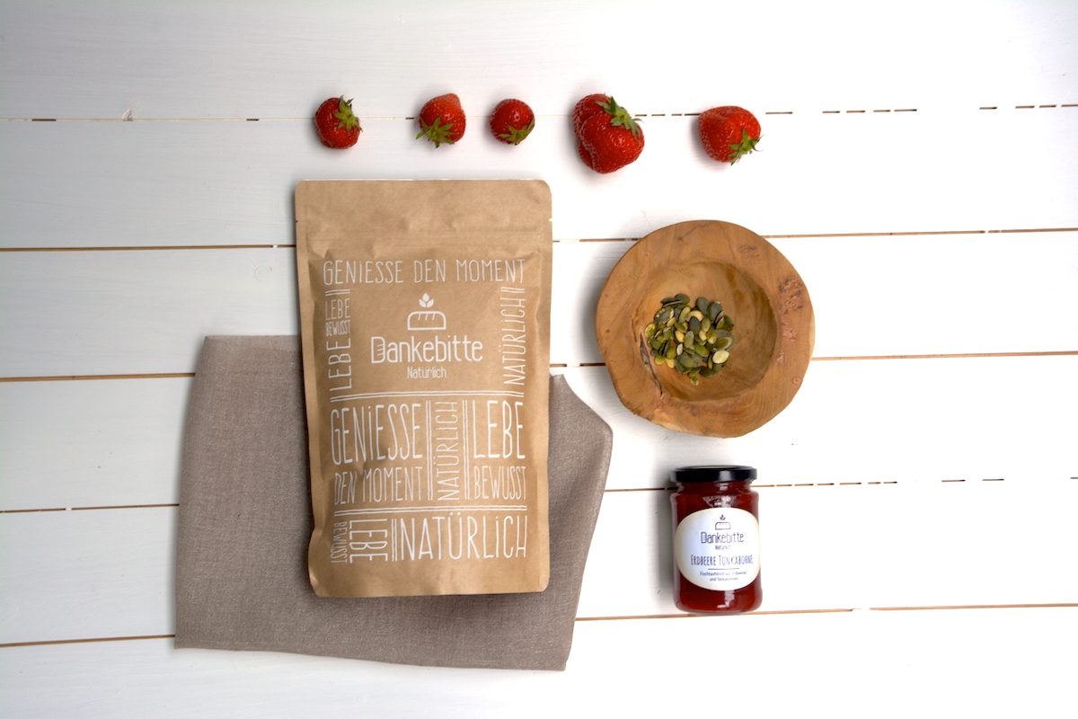 Geschenkset-Brotbackmischung-Erdbeermarmelade3 Geschenkset Brotbackmischung, Marmelade,