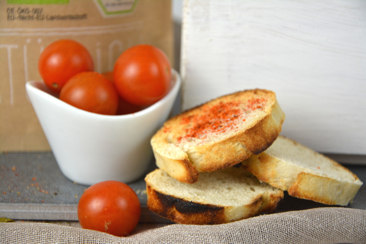 Grillbox-Brotbackmischung-Ankerkraut-29 Das BBQ & Brot SET enthält: Die Dankebitte-Baguettes Baguette Walnuss und Baguette provençal, eine Marinade / BBQ-Rub "Star" und ein Kräuterbutter Gewürz.