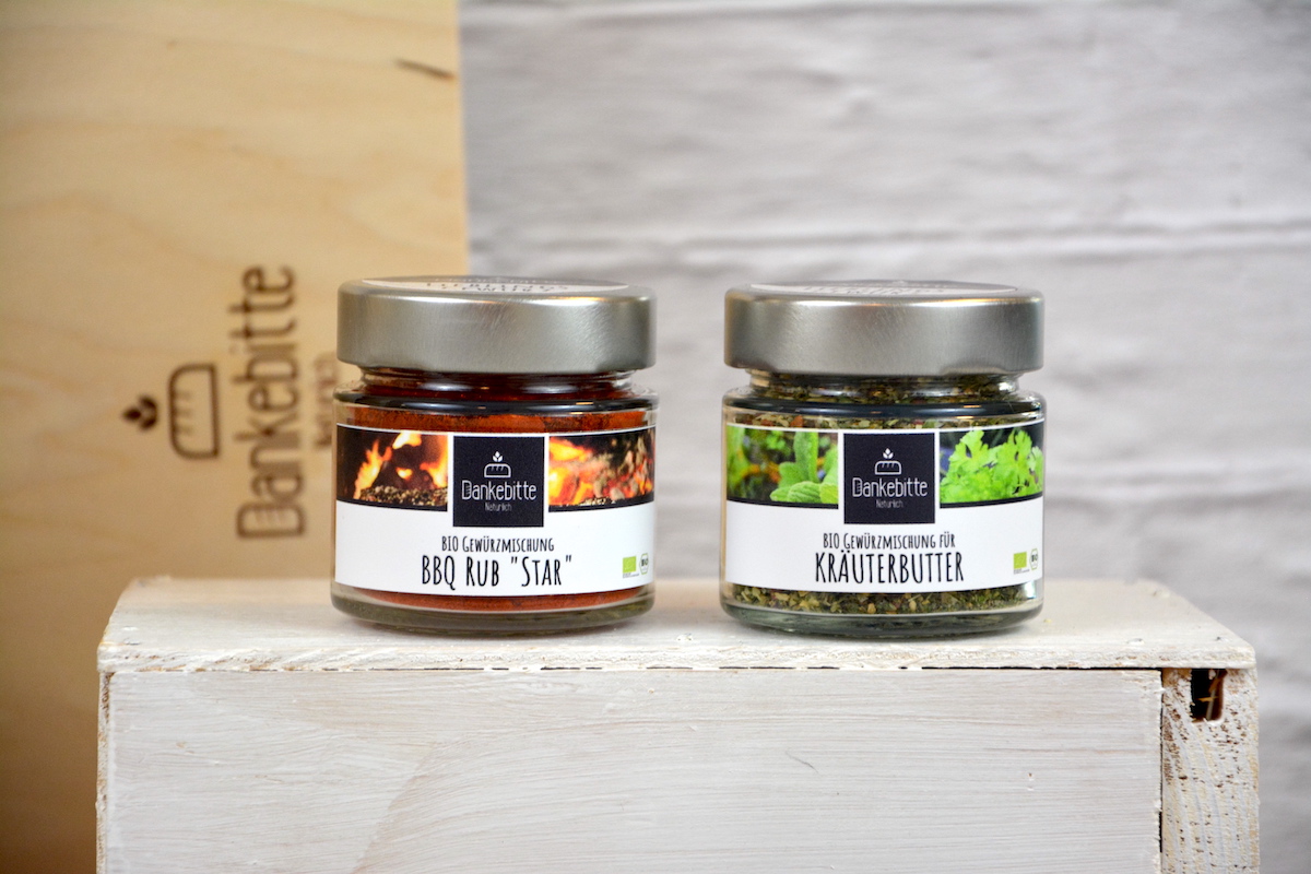 BIO-Gewu-rzmischungen-BBQ-box2 Die BBQ & Brot BOX enthält: Die Dankebitte-Backmischungen "Baguette Walnuss" und "Baguette provençal", die Marinade / BBQ-Rub "Star" und eine Kräuterbutter Gewürzmischung.