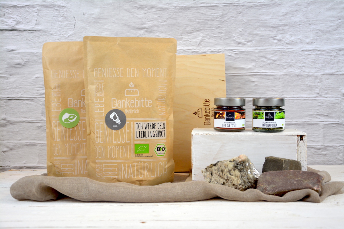 BIO-Gewu-rzmischungen-BBQ-box1 Die BBQ & Brot BOX enthält: Die Dankebitte-Backmischungen "Baguette Walnuss" und "Baguette provençal", die Marinade / BBQ-Rub "Star" und eine Kräuterbutter Gewürzmischung.