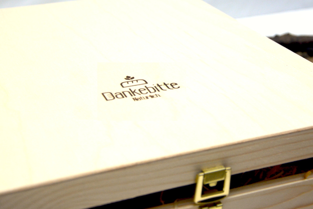 Kopie-Grillbox-Brotbackmischung-Ankerkraut-6-Kopie Die BBQ & Brot BOX enthält: Die Dankebitte-Backmischungen "Baguette Walnuss" und "Baguette provençal", die Marinade / BBQ-Rub "Star" und eine Kräuterbutter Gewürzmischung.