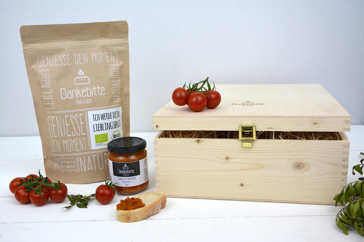 Geschenkbox-Brotbackmischung-und-Tomatentapenade-3 GeSCHENKbox Würzig