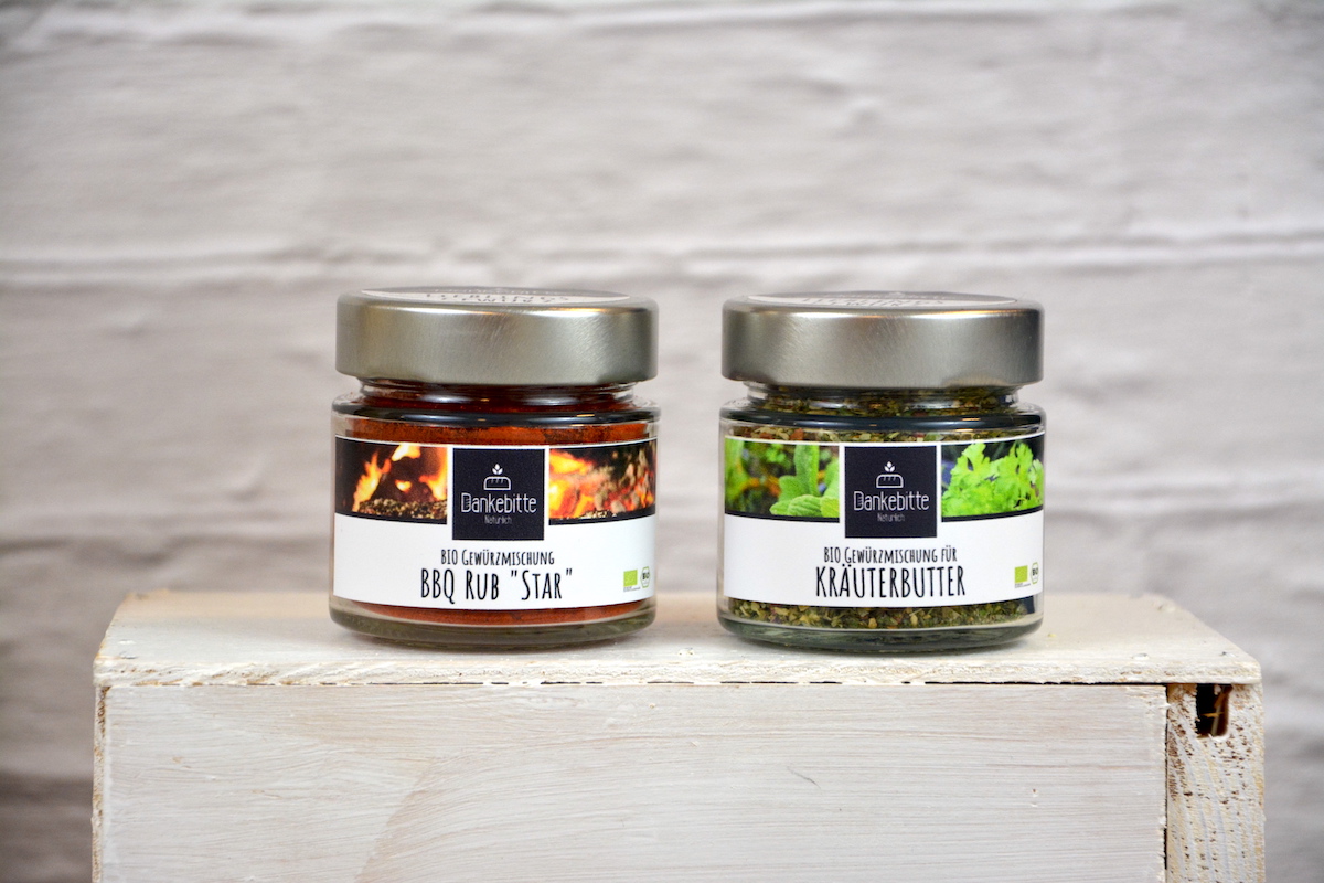 BIO-Gewu-rzmischungen-BBQ Das BBQ & Brot SET enthält: Die Dankebitte-Baguettes Baguette Walnuss und Baguette provençal, eine Marinade / BBQ-Rub "Star" und ein Kräuterbutter Gewürz.