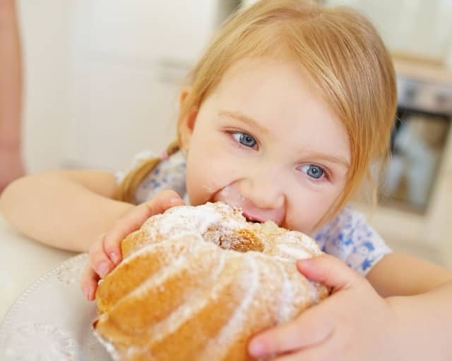 Mädchen isst glutenfreien Kuchen Mädchen isst glutenfreien Kuchen