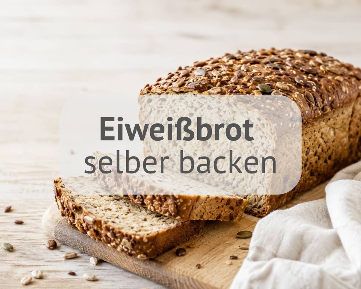 Selbstgebackenes Eiweißbrot als Kastenbrot, angeschnitten, mit Saaten und Kernen Selbstgebackenes Eiweißbrot als Kastenbrot, angeschnitten, mit Saaten und Kernen