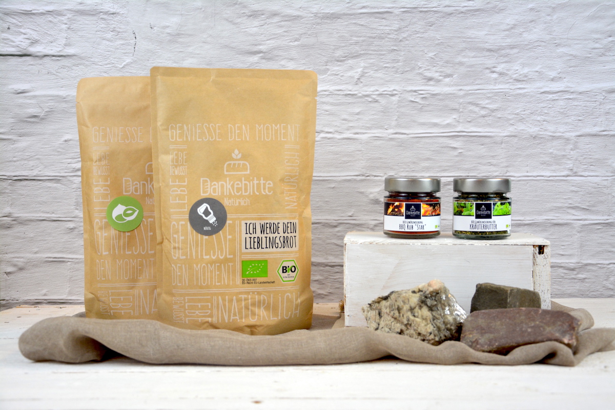 BIO-Gewu-rzmischungen-BBQ-Set3 Das BBQ & Brot SET enthält: Die Dankebitte-Baguettes Baguette Walnuss und Baguette provençal, eine Marinade / BBQ-Rub "Star" und ein Kräuterbutter Gewürz.
