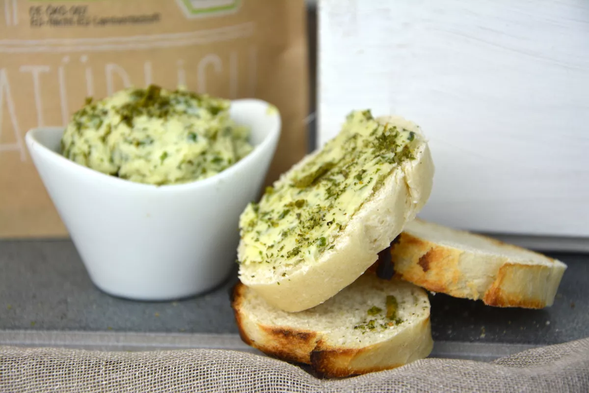 Grillbox-Brotbackmischung-Ankerkraut-23 Das BBQ & Brot SET enthält: Die Dankebitte-Baguettes Baguette Walnuss und Baguette provençal, eine Marinade / BBQ-Rub "Star" und ein Kräuterbutter Gewürz.