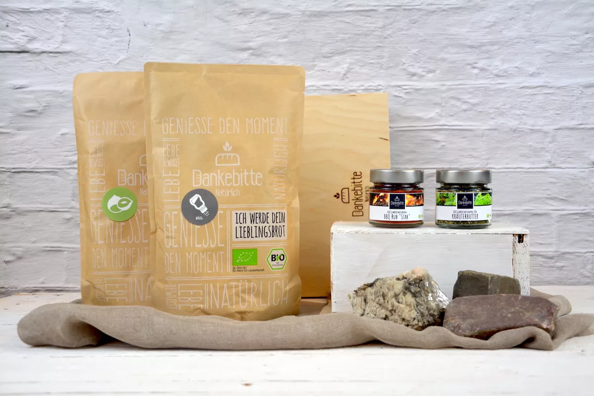Die BBQ & Brot BOX enthält: Die Dankebitte-Backmischungen "Baguette Walnuss" und "Baguette provençal", die Marinade / BBQ-Rub "Star" und eine Kräuterbutter Gewürzmischung.